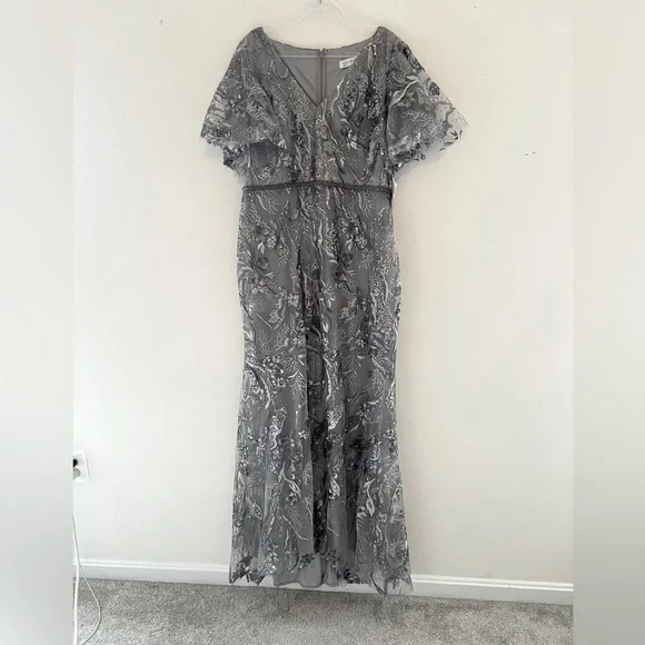 MAC DUGGAL EMBELLISHED V NECK BUTTERFLY SLEEVE TRUMPET GOWN PLATINUM SIZE 16